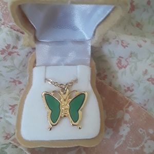 🍹NWOT Butterfly necklace
